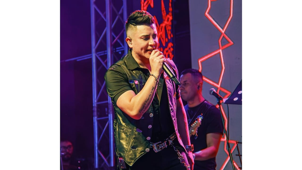 Tremendo golpe: famoso artista de música popular se cayó del escenario en pleno show