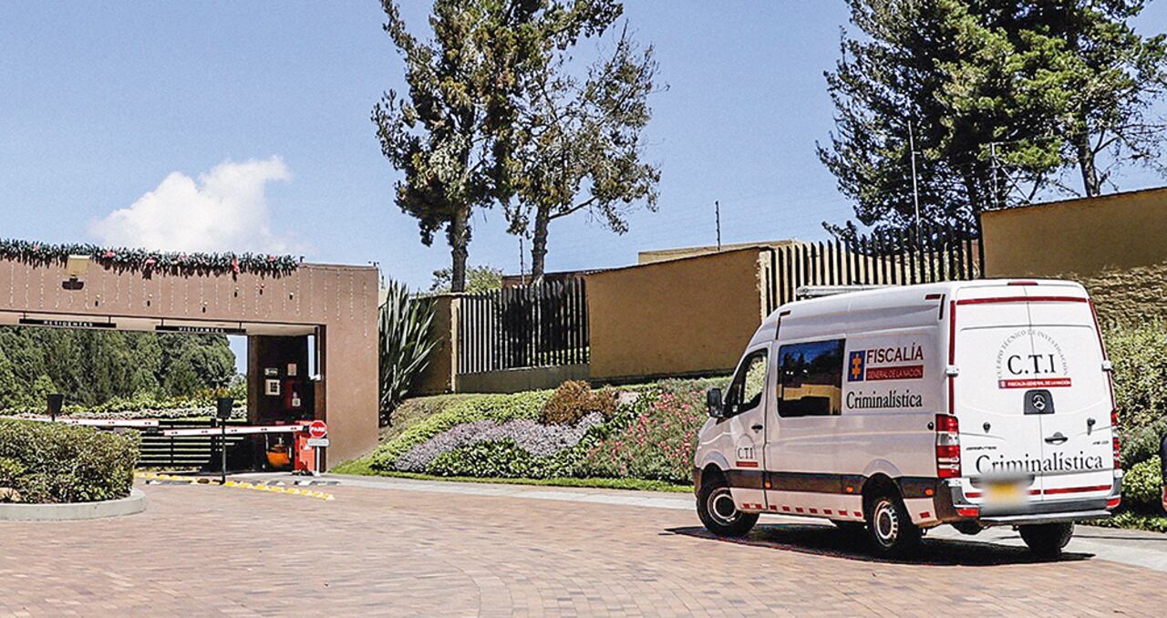 En la tarde del lunes 22 de noviembre, llegaron hombres del CTI a la lujosa casa de Mauricio Leal, en un condominio en la vía a La Calera. Recaudaron las pruebas con las que se derrumbó el montaje que realizó Jhonier para simular que su hermano había matado a su mamá y luego se suicidó.
