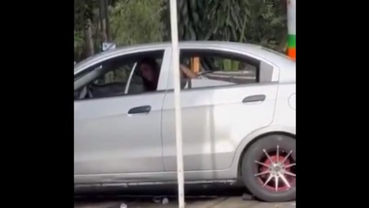 Pareja teniendo intimidad en el carro