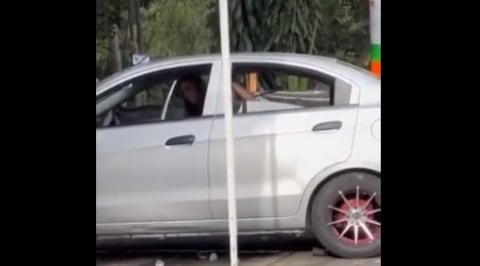 Pareja teniendo intimidad en el carro