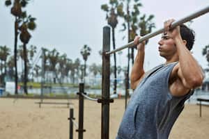 Hombre en entrenamiento de calistenia