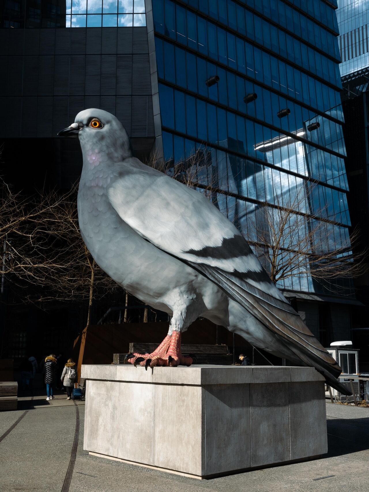 La monumental paloma de Iván Argote que domina el High Line de Nueva York.