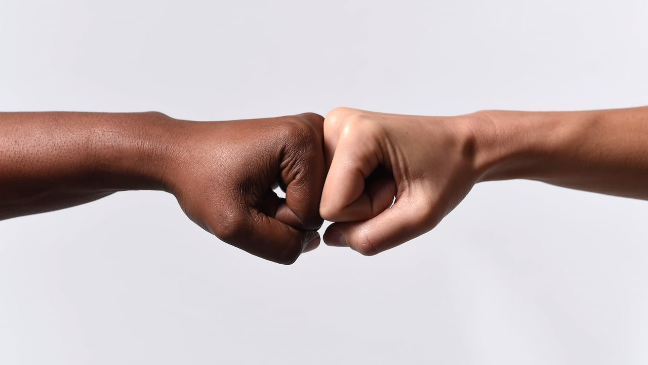 Hombre enfrentará condena por actos violentos racistas contra un menor