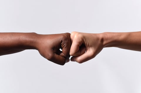 Hombre enfrentará condena por actos violentos racistas contra un menor