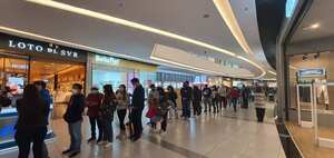 Por la lluvia, varios ciudadanos se aglomeran en algunos centros comerciales donde hay puestos de votación.