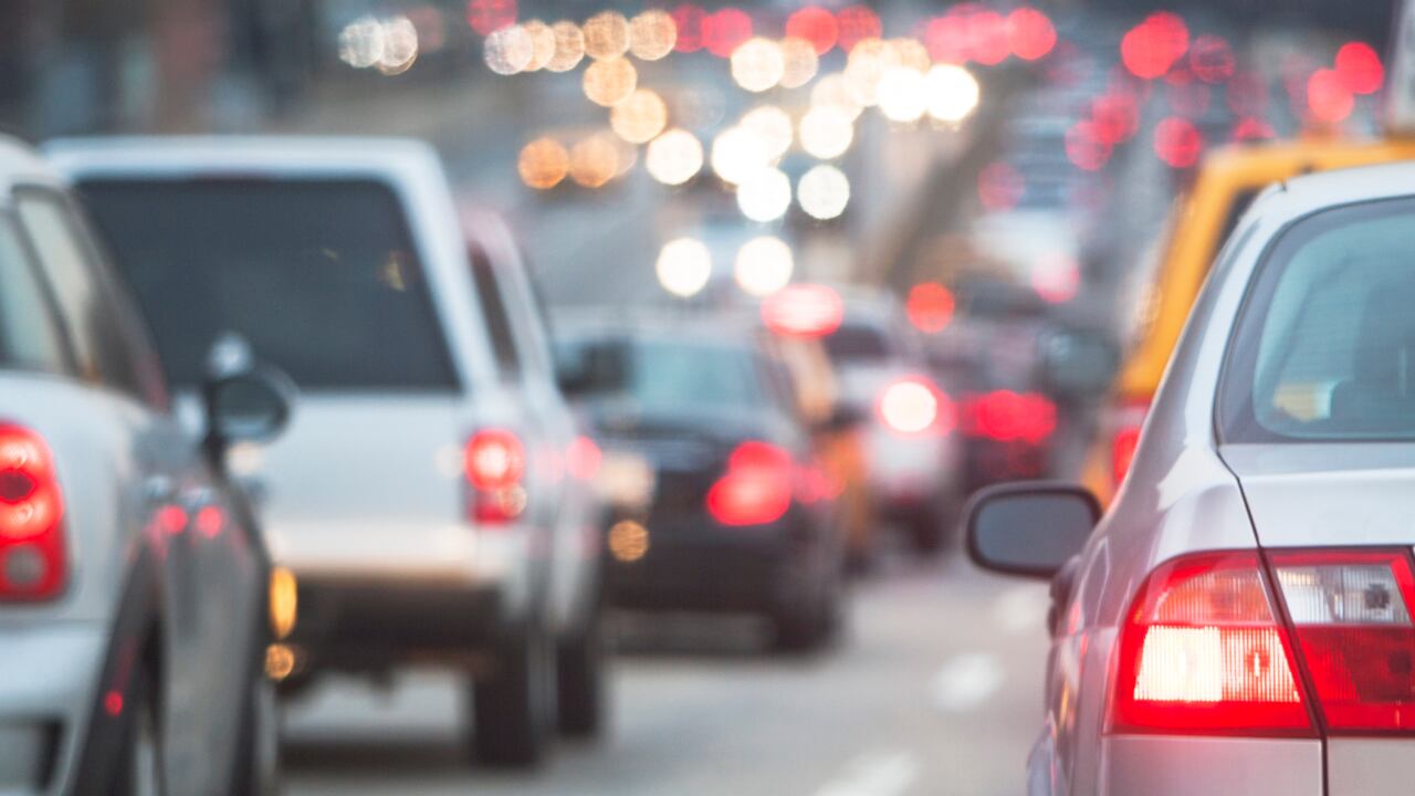 Carros en medio de un trancón