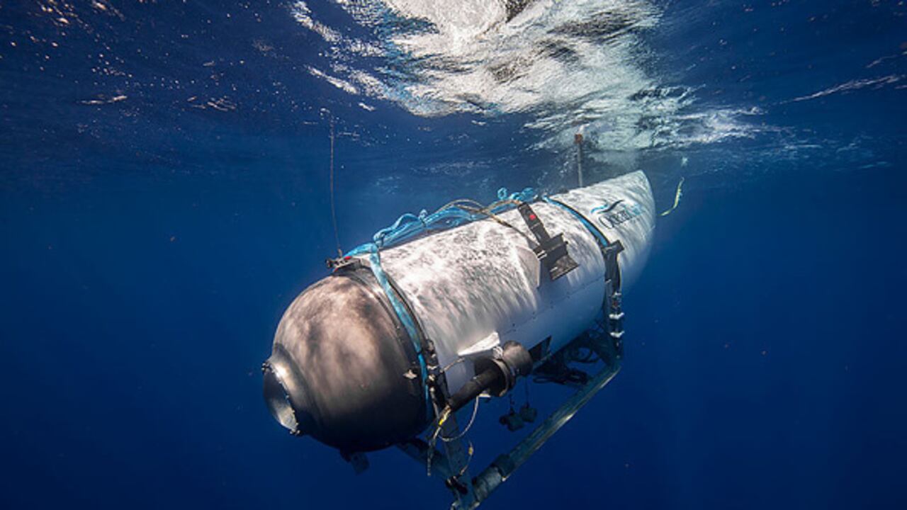 Una foto sin fecha muestra el sumergible turístico que pertenece a OceanGate comienza a descenso en un mar. (Photo by Ocean Gate / Handout/Anadolu Agency via Getty Images)