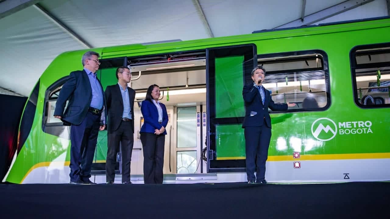 Los trenes estarán compuestos de seis vagones con una longitud de 145 metros y un ancho de 2,90 metros.  Los pasajeros podrán pasar de un vagón a otro.