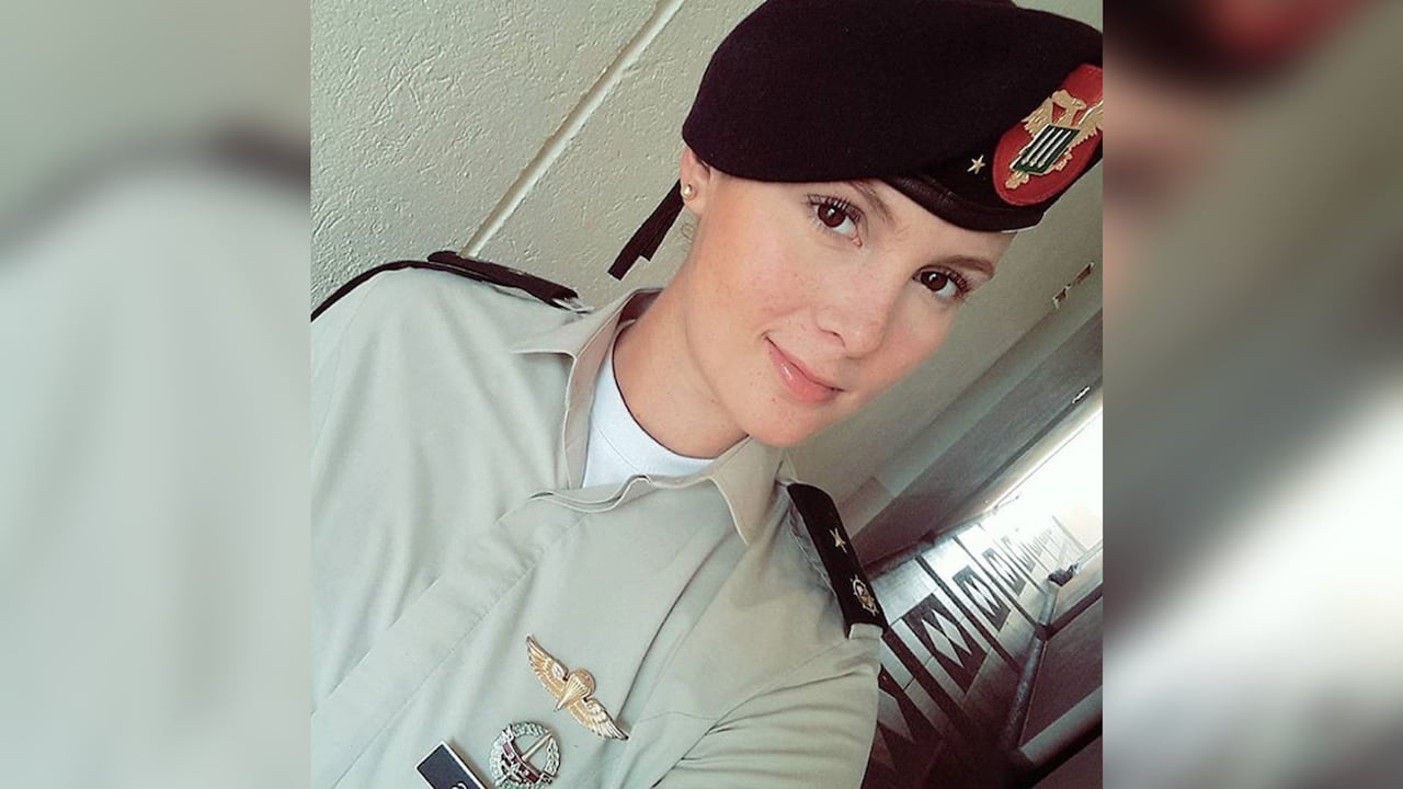 La bella teniente de Soldados 1.0 que se robaba suspiros