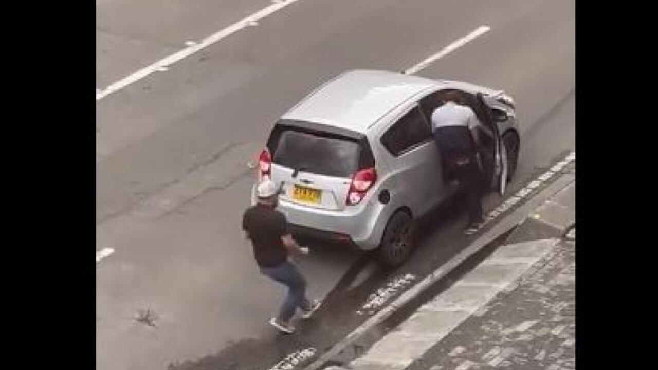 Ladrones huyen en un carro, luego de asaltar a una persona que estaba en un trancón sobre la calle 100 con 19 en Bogotá