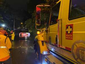 Organismos de socorro atendieron el caso registrado con el vehículo atrapado en una inundación.