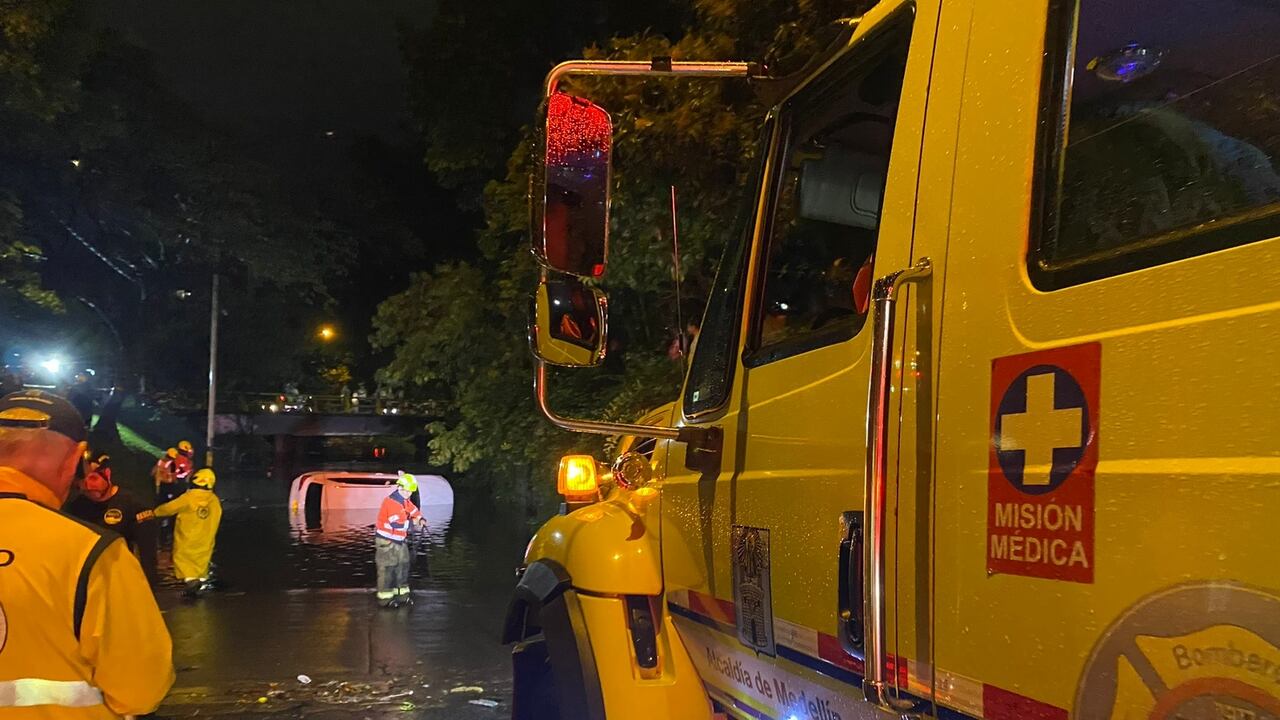 Organismos de socorro atendieron el caso registrado con el vehículo atrapado en una inundación.