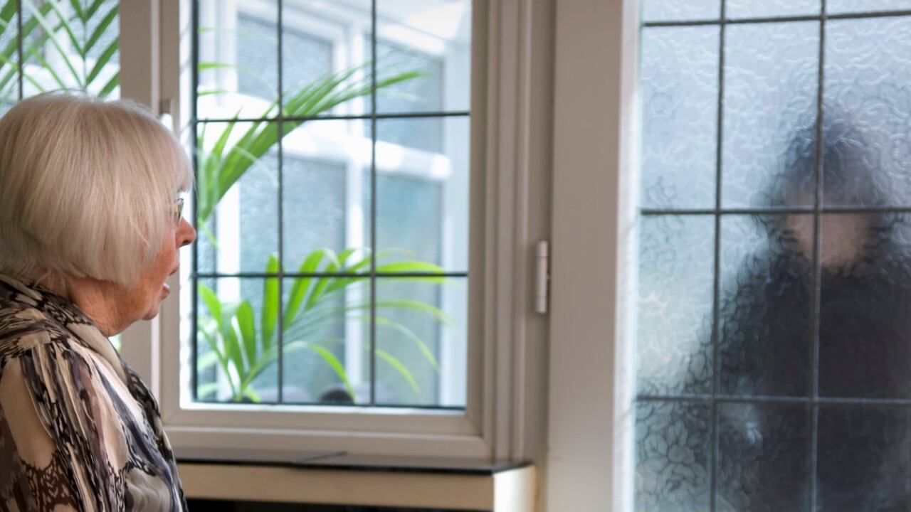 Agnes Bert, una anciana de 92 años, enfrentó a los delincuentes que querían ingresar a su casa (imagen de referencia)