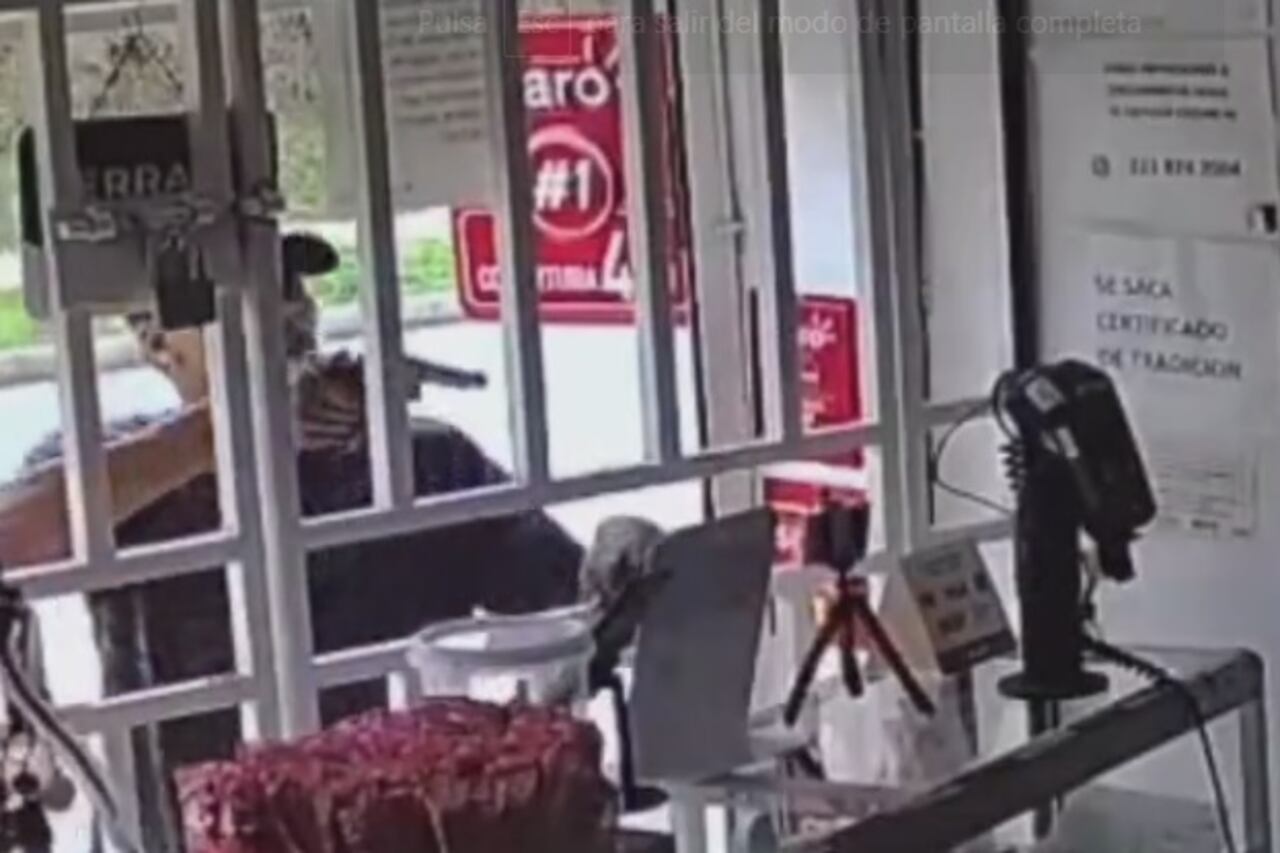 El ladrón disparó en tres ocasiones, hiriendo a la mujer en una pierna.