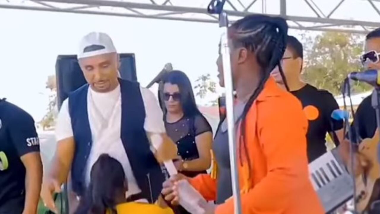 Mujer muerde a cantante vallenato