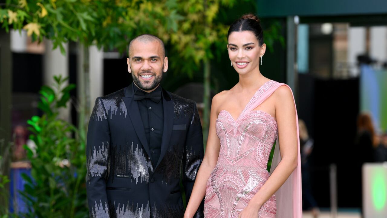 LONDON, ENGLAND - OCTOBER 17: Dani Alves and Joana Sanz attend the Earthshot Prize 2021 at Alexandra Palace on October 17, 2021 in London, England. (Photo by Getty Images/Joe Maher)