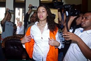 Heather Mack, de Chicago, Illinois, llega a un tribunal para su audiencia de sentencia en Denpasar, Bali, Indonesia, el 21 de abril de 2015. Mack fue acusada de matar a su madre en 2014 durante unas vacaciones en Bali. (AP Foto/Firdia Lisnawati, Archivo)