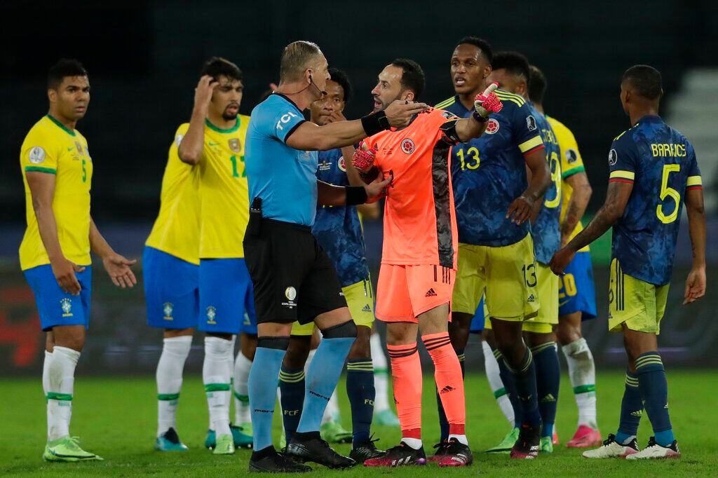 Luego de que el balón le pegara al colegiado, los jugadores colombianos reclamaron airadamente que el juego debía reanudarse con un balón a tierra. Pero Pitana dio continuidad.