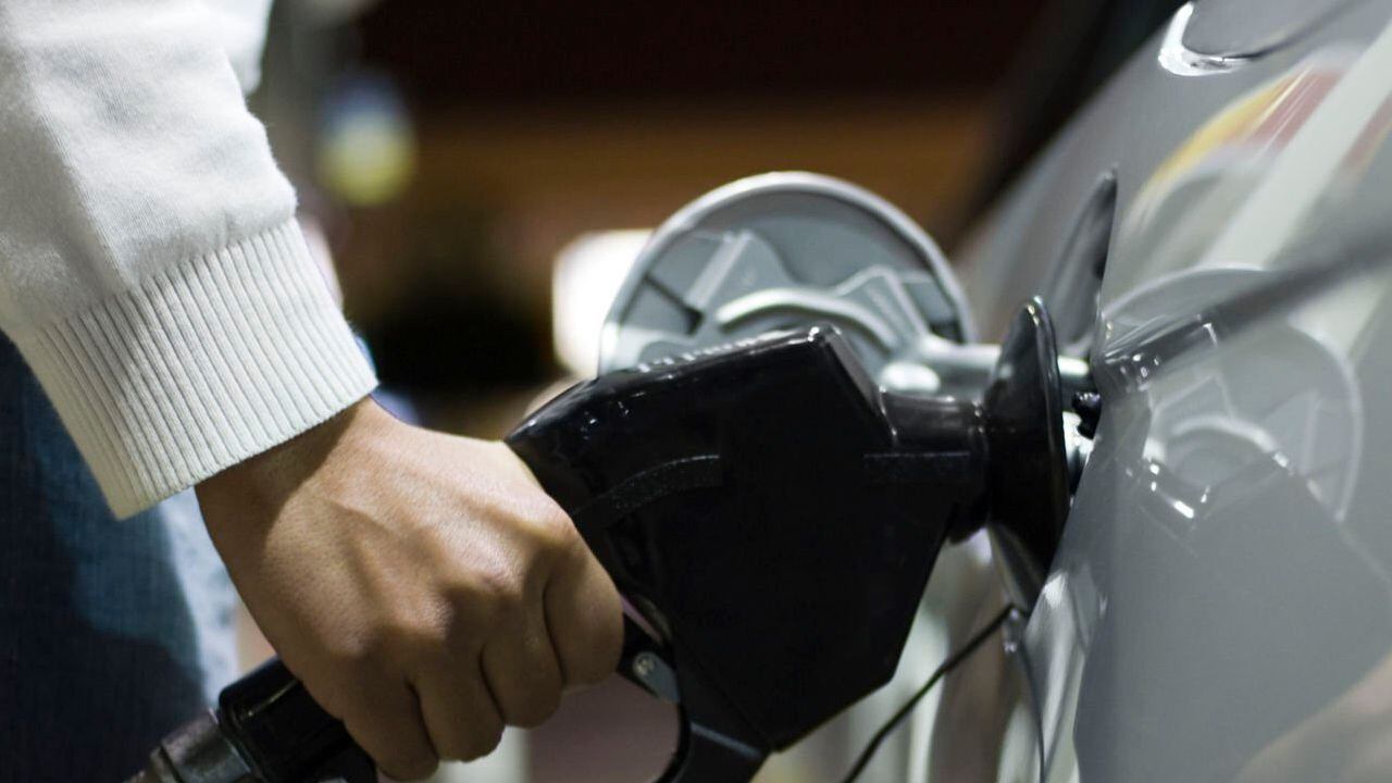 El precio de la gasolina en Estados Unidos está alcanzando los cinco dólares por galón