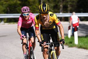 Geraint Thomas y Primoz Roglic en la batalla por la etapa 18.