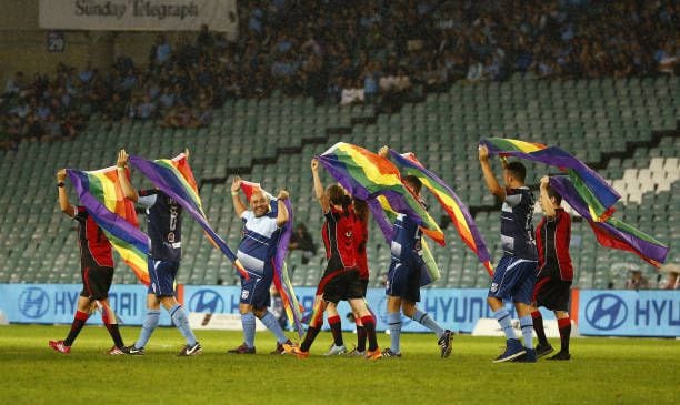 Los miembros de los equipos gay de Sydney Flying Bats Women's FC y Sydney Rangers FC sostienen banderas arcoíris en celebración del desfile Mardi Gras de Sydney Gay and Lesbian antes del partido de la ronda 22 A-League entre Sydney FC y Melbourne Victory en el Allianz Stadium el 3 de marzo de 2017 en Sydney, Australia.