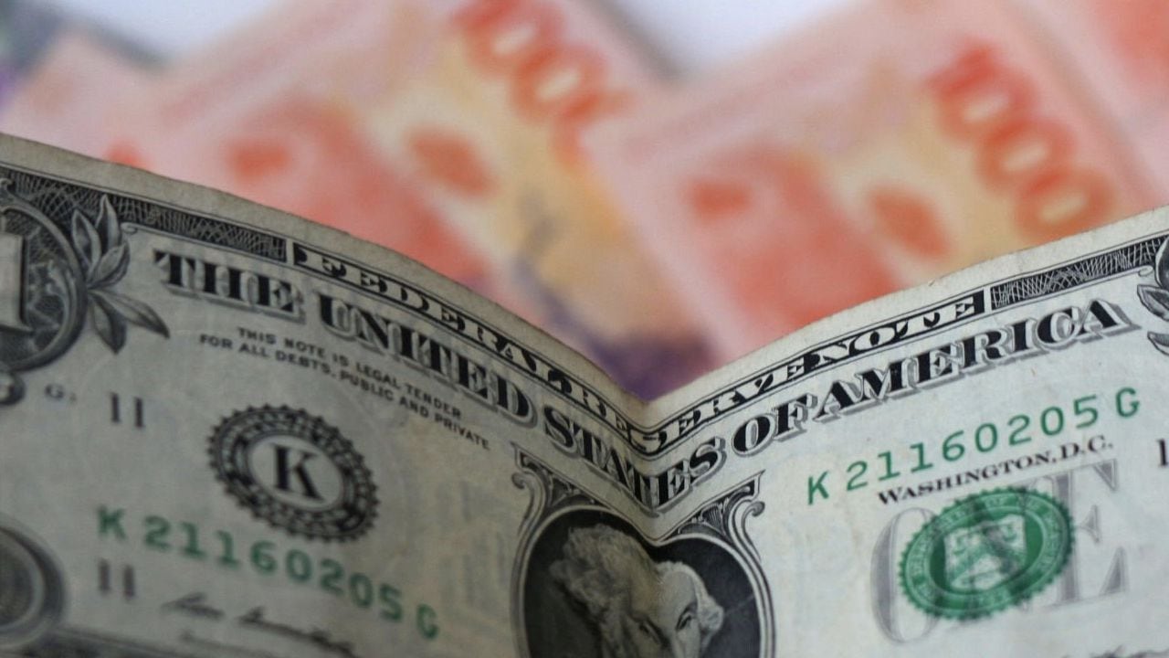 Un dólar blue se está cotizando casi en 500 pesos argentinos