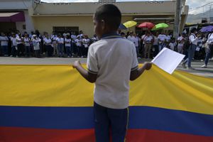 Estudiantes y lugareños participan en una protesta contra la violencia luego de que la escuela José María Obando fuera alcanzada por disparos durante los combates que tuvieron lugar el 5 de septiembre entre la Policía colombiana y el frente de la disidencia de las FARC EP Dagoberto Ramos en Corinto, departamento del Cauca.