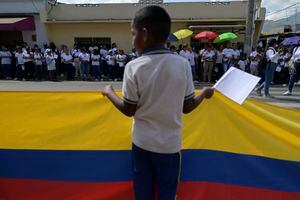 Estudiantes y lugareños participan en una protesta contra la violencia luego de que la escuela José María Obando fuera alcanzada por disparos durante los combates que tuvieron lugar el 5 de septiembre entre la Policía colombiana y el frente de la disidencia de las FARC EP Dagoberto Ramos en Corinto, departamento del Cauca.