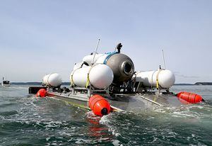 Sumergible turístico perteneciente a OceanGate germi en la superficie del agua en un mar. Las operaciones de búsqueda y rescate continúan por parte de la Guardia Costera de EE. UU. en Boston después de que un submarino turístico que se dirigía al sitio del naufragio del Titanic desapareciera frente a la costa sureste de Canadá. (Foto de Ocean Gate / Handout / Agencia Anadolu a través de Getty Imágenes)