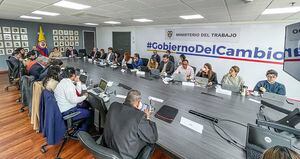 En la mesa de concertación para elaborar la reforma laboral se analizan cifras e ideas, pero poco se atacan los problemas estructurales del mercado laboral, que incluyen la informalidad, el poco acceso de la fuerza de trabajo a empleos dignos y la inestabilidad en el puesto.