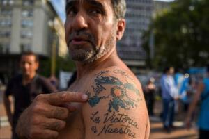 Un soldado veterano de la Guerra de las Malvinas muestra su tatuaje de conmemoración.