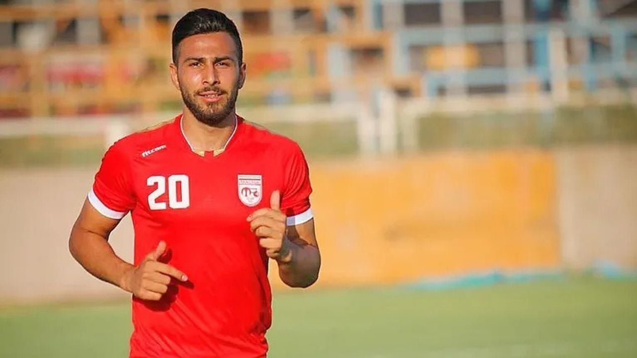 Tiene solo 26 años, jugó en la Primera División del Fútbol de Irán y participó en las recientes manifestaciones contra el régimen teocrático de su país. El protagonista de esta triste historia es Amir Nasr-Azadani, quien acaba de ser condenado a pena de muerte.