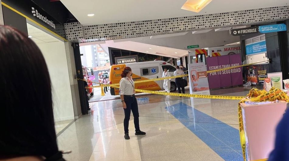 Atención de emergencia en el centro comercial Mayorca de Sabaneta.