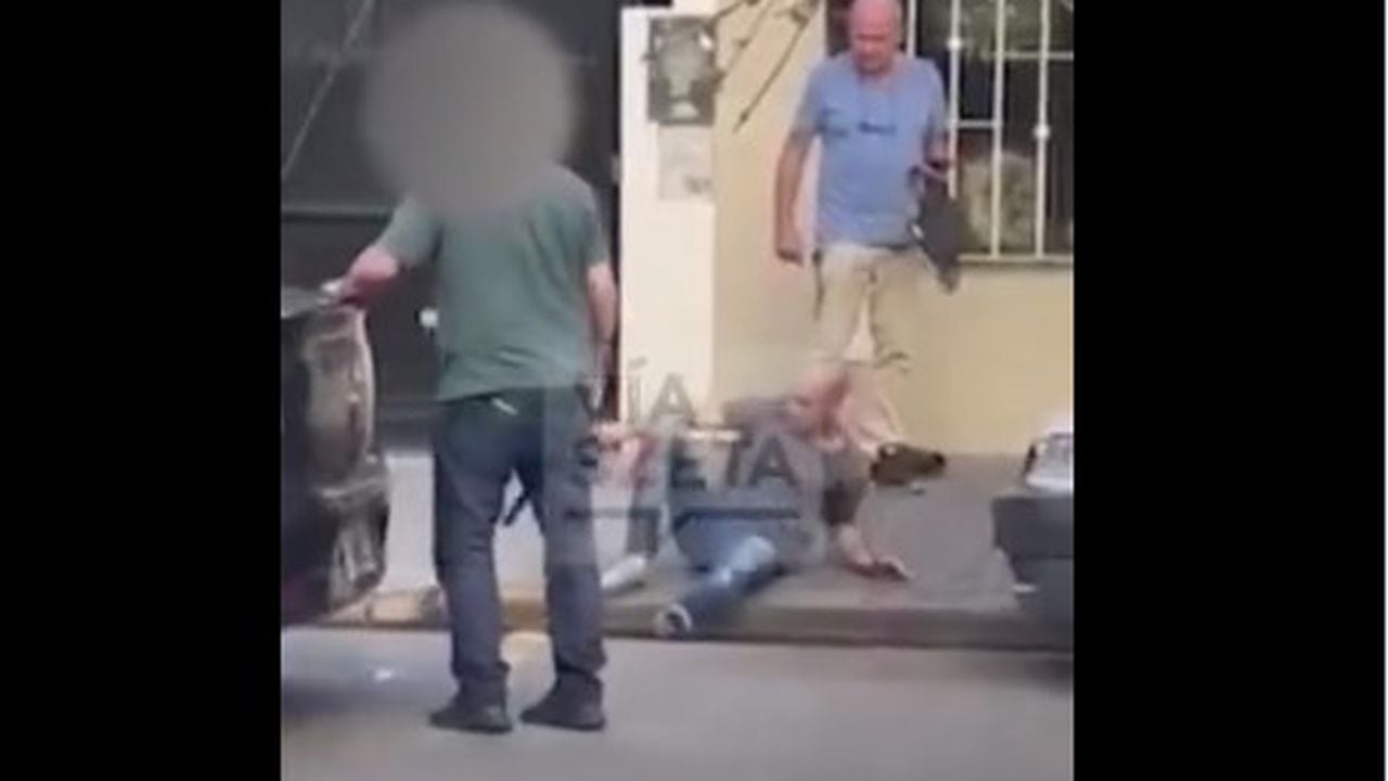 Hombre golpea a ladrón captura de pantalla video