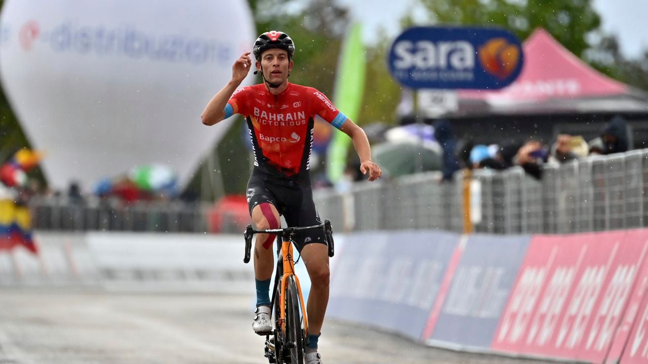 El suizo Gino Mader celebra después de ganar la sexta etapa del Giro de Italia, de Grotte di Frasassi a Ascoli Piceno, el jueves 13 de mayo de 2021. (Massimo Paolone/LaPresse via AP, Archivo)